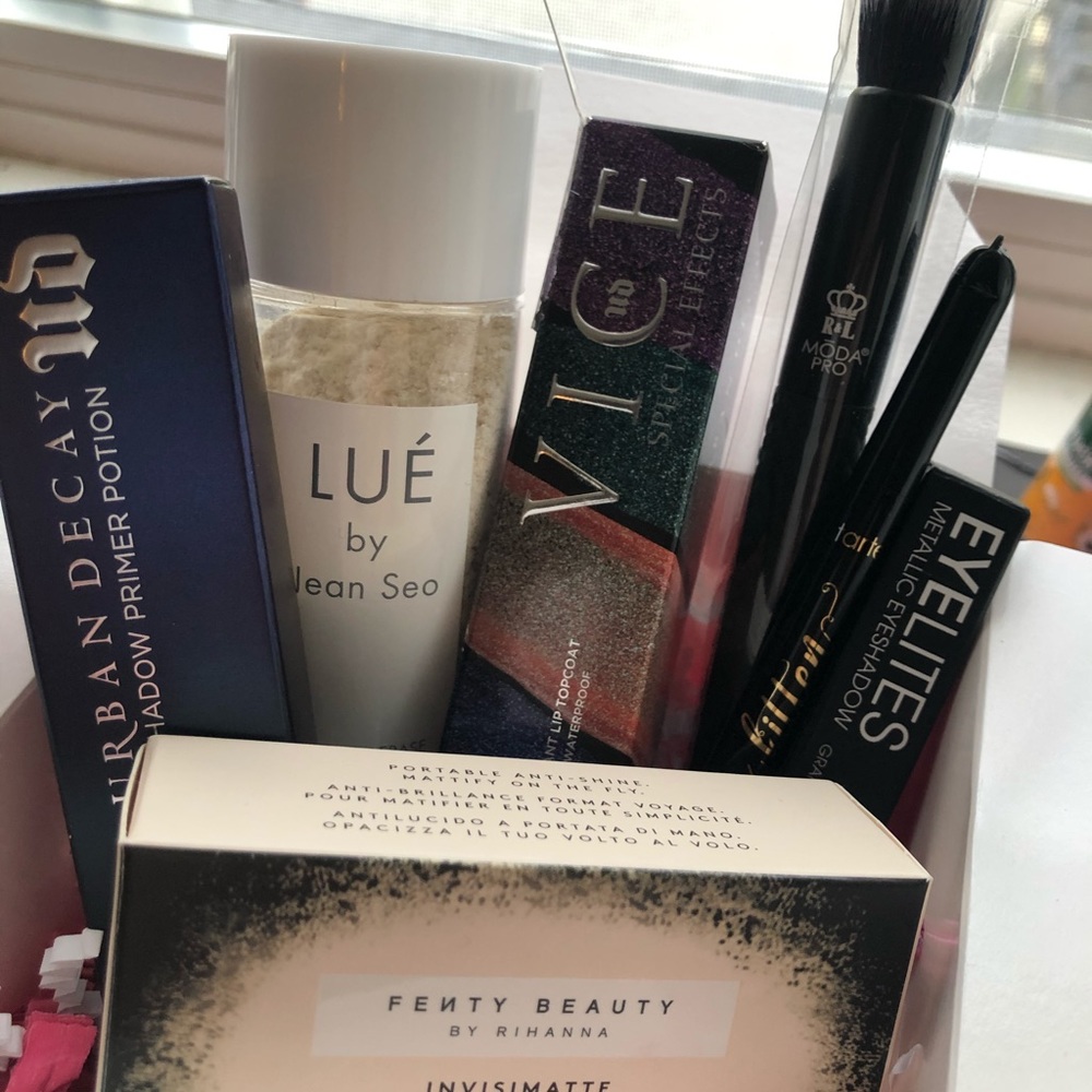 HIGH-END MAKEUP & LUXURY SKINCARE MYSTERY BOX! - Picture 2 of 2